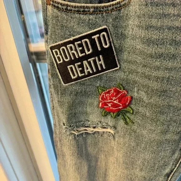 Pacsun patched girlfriend jeans, patches, distressed, raw hem. Size 24 - Picture 14 of 16